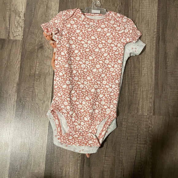Carter’s set of 3 onsies - Picture 4 of 5